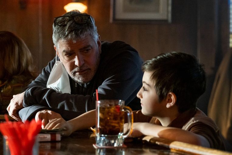 ‘Ergens onderweg zijn we vergeten dat je het leven moet léven, en niet via het schermpje van een smartphone.’ (Foto: met Daniel Ranieri in ‘The Tender Bar’.) Beeld ISOPIX