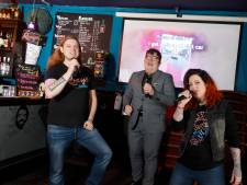 Paradise by the dashboard light: vaste gasten helpen hun Nijmeegse karaokebar aan een nieuwe Roxymobiel