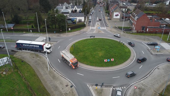 De  bestaande rotonde ombouwen tot een zogenaamde turborotonde waar verkeer sneller kan invoeren, zou een negeatieve invloed hebben op de verkeersafwikkeling richting Dokter Honore Dewolfstraat, vindt de minister.