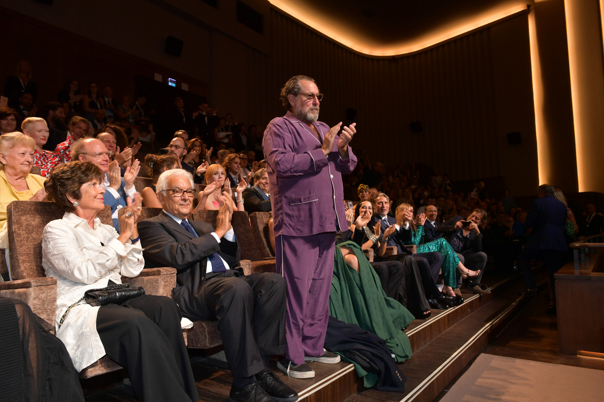 Julian Schnabel in pyama, tijdens de premiere van ‘At Eternity's Gate’ in Venetië. Beeld 