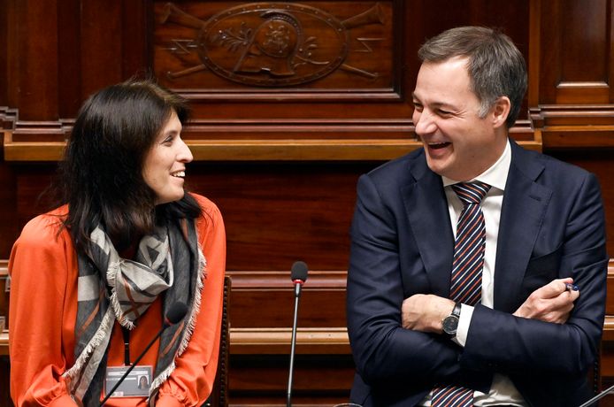 Staatssecretaris voor Begroting Alexia Bertrand (links, Open Vld) en Premier Alexander De Croo (rechts, Open Vld).