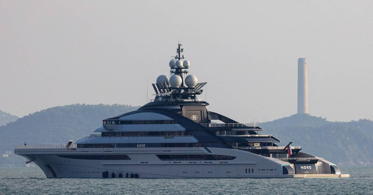 Суперяхта, связанная с российским миллиардером, загадочным образом появляется в Гонконге |  За рубежом