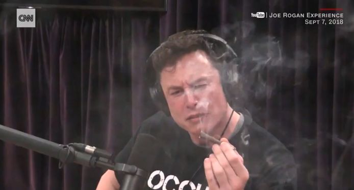 Tesla-topman Elon Musk rookt een joint tijdens een podcastinterview.