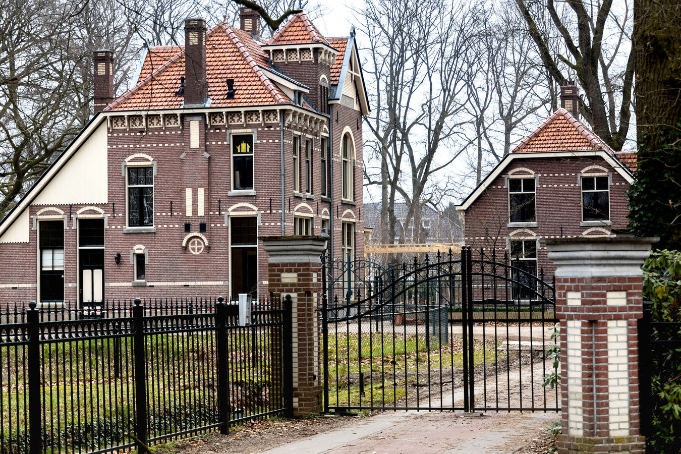 Villa Kortonjo aan de Aalsterweg in Eindhoven. Na de sloop van het interieur, zonder permissie, heeft de eigenaar nu wel een vergunning aangevraagd voor de verbouwing van het monumentale pand.