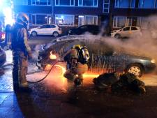 Geparkeerde auto gaat in vlammen op in Laak