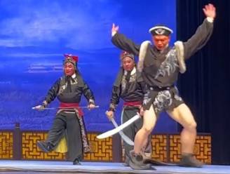 Acteur speelt voort met broek op enkels na hilarische fail