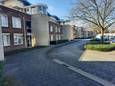 Een deel van appartementencomplex De Regenboog aan de Aalbersestraat in Drunen. Rechts een kleine stukje van de grote parkeerplaats bij supermarkt Jumbo.