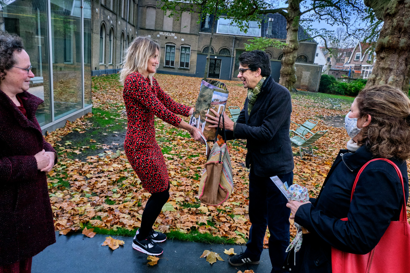 Een boom bij je dagje museum ‘eerste bezoekers’ Dordrechts Museum feestelijk ontvangen Foto