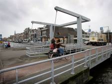 Brugdek Maassluis valt met klap naar beneden
