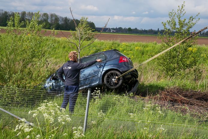 Een kraan heeft de auto uit de sloot getakeld.