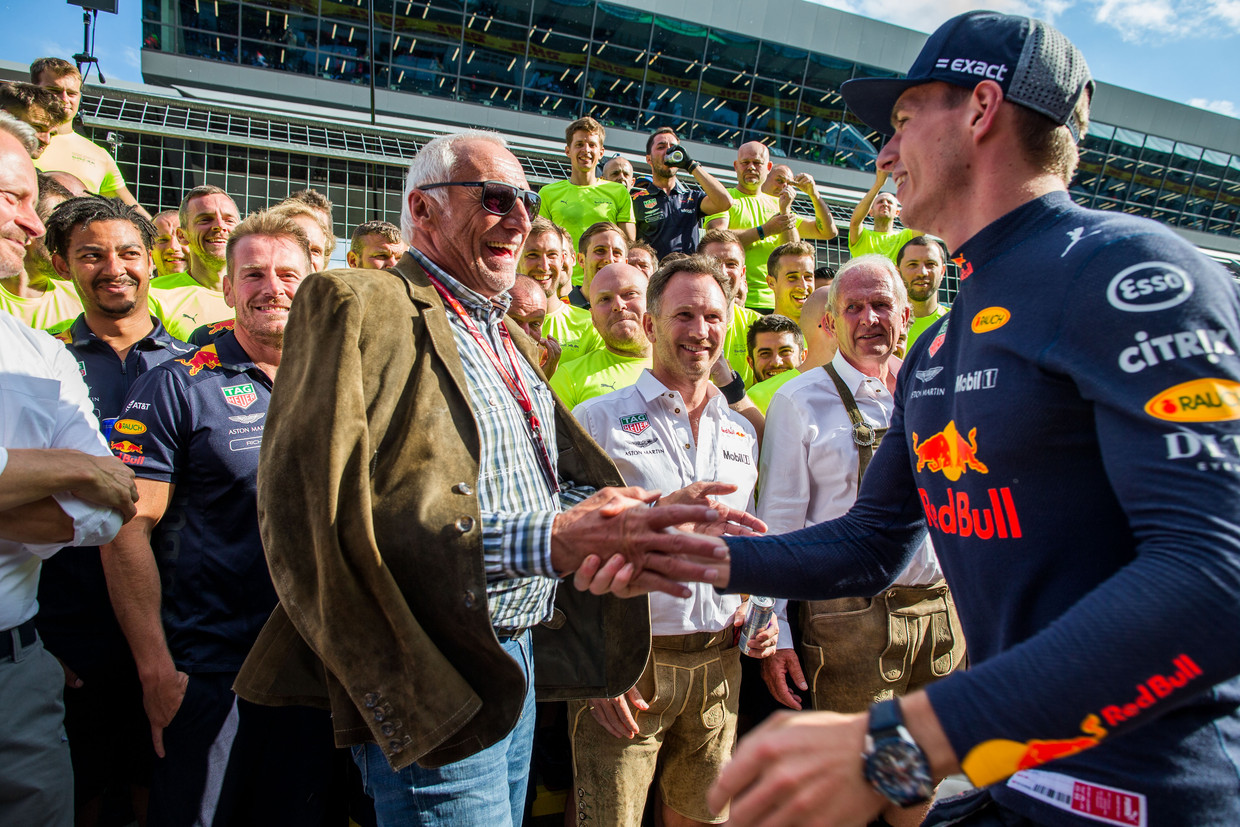 Wereldkampioen Max Verstappen groet de bezieler van zijn Red Bull-team, Dietrich Mateschitz, in Oostenrijk. Beeld Getty Images