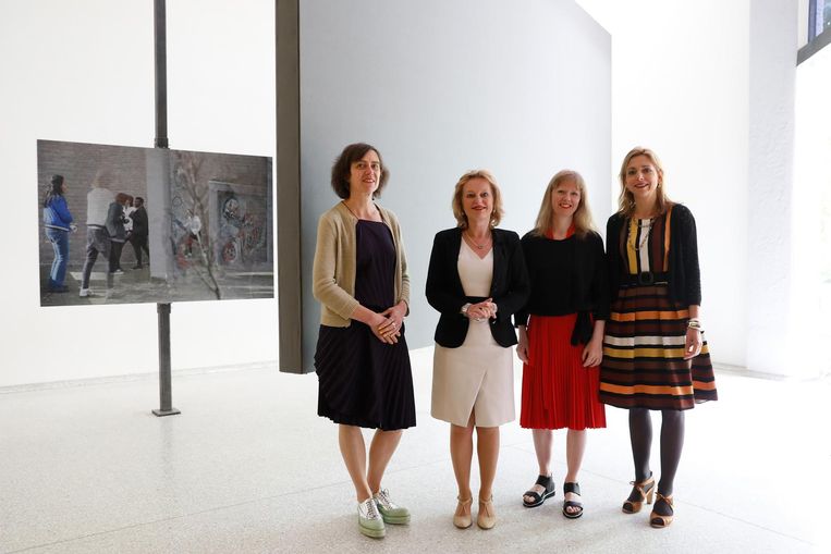 Wendelien van Oldenborgh, uiterst links, samen minister Jet Bussemaker, curator Lucy Cotter en directeur van het Mondriaan Fonds Birgit Donker op de opening van de Biënnale van Venetië. Beeld anp