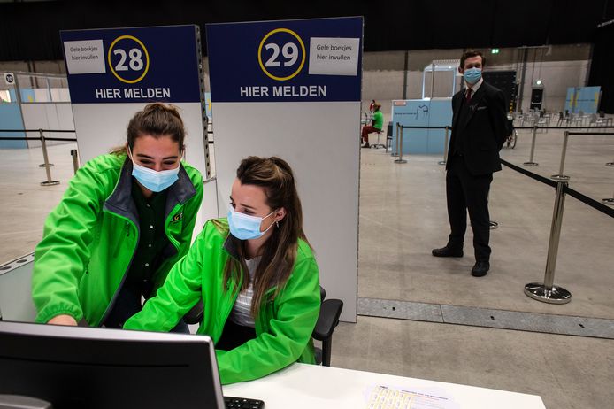 Stephanie Sanders (links) aan het werk op de Bredase vaccinactielocatie Breepark.