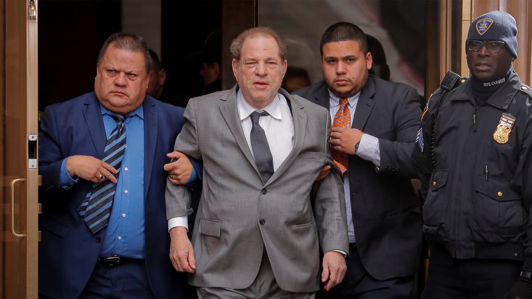 Bijna onherkenbare Harvey Weinstein strompelt naar de rechtbank.