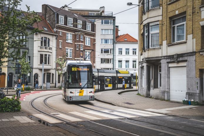 Een tram in de bocht aan de Rozemarijnstraat, waar bij droog weer nogal wat gepiep geproduceerd wordt