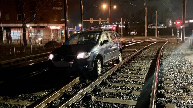 Automobilist is spoor bijster, tramverkeer tussen Utrecht, Nieuwegein en IJsselstein lang ontregeld