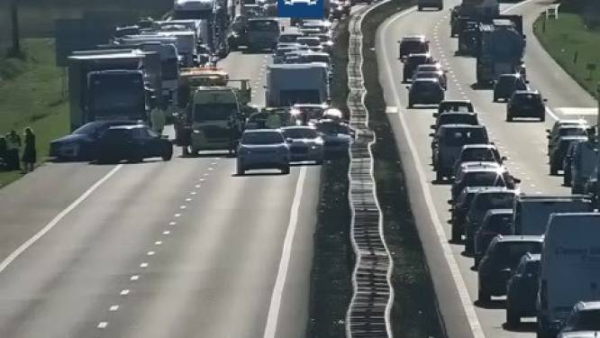 Ongeluk met meerdere voertuigen op A67 bij Eindhoven, ‘forse vertraging’ voorbij