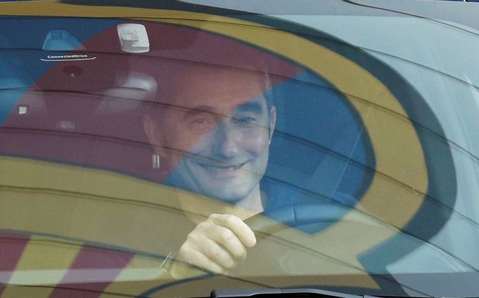 Ernesto Valverde rijdt weg na de training van Barcelona.