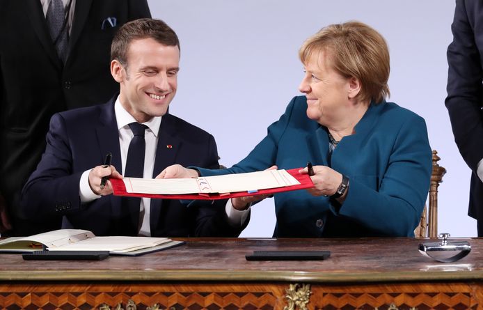 Het nieuwe vriendschapsverdrag werd ondertekend door de Franse president Emmanuel Macron (L) en de Duitse bondskanselier Angela Merkel (R).
