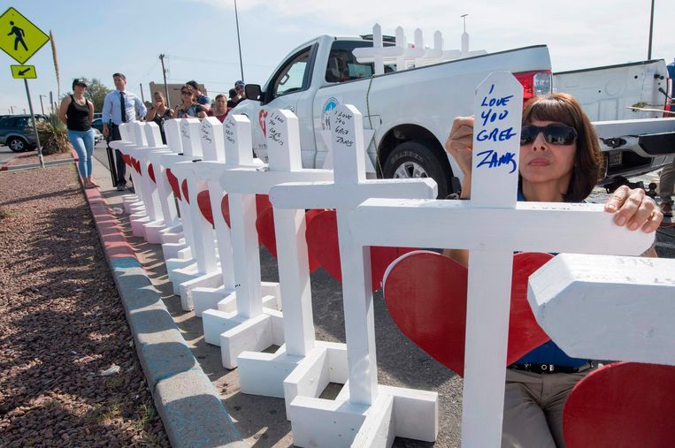 Op de plek van de aanslag in El Paso werden kruisen opgericht voor alle overleden slachtoffers. Beeld AFP