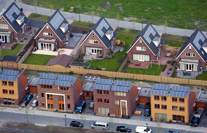 Foto uit 2009. Woonhuizen met zonnepanelen in Heerhugowaard.