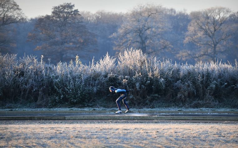 Bart Vreugdenhil op de schaatsbaan in Winterswijk tijdens het vestigen van zijn werelduurrecord. Beeld Marcel van den Bergh / de Volkskrant