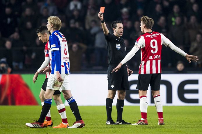 Luuk de Jong protesteert, maar arbiter Dennis Higler is onverbiddelijk en zendt Hirving Lozano van het veld bij PSV-sc Heerenveen.