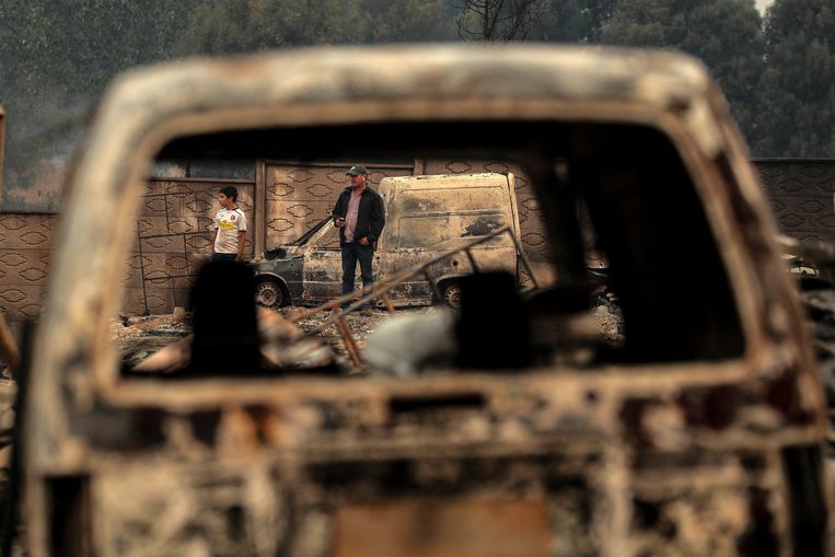 Een uitgebrande auto in Chili. Beeld AFP