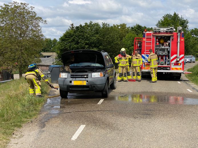 Het Weer In Terwolde Auto vliegt in brand tijdens het rijden op de Bandijk in Terwolde