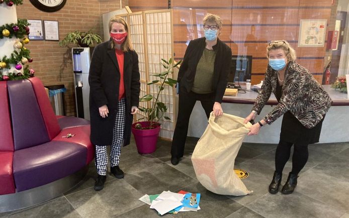 Community manager Merel overhandigt de 582 kaarten