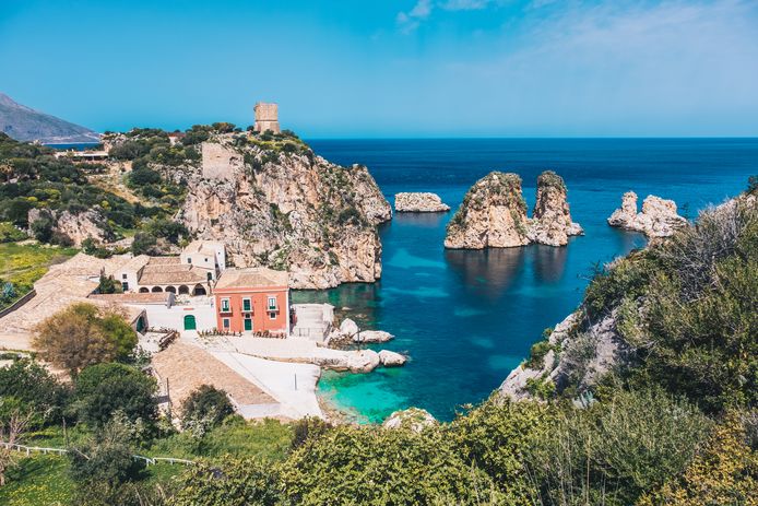 Beeld ter illustratie. Het Siciliaanse kustdorp Scopello. Sicilië en verschillende andere delen van Zuid-Italië zijn niet zwaar getroffen door de uitbraak van het virus, en willen dat het toerisme weer opgang gebracht wordt.