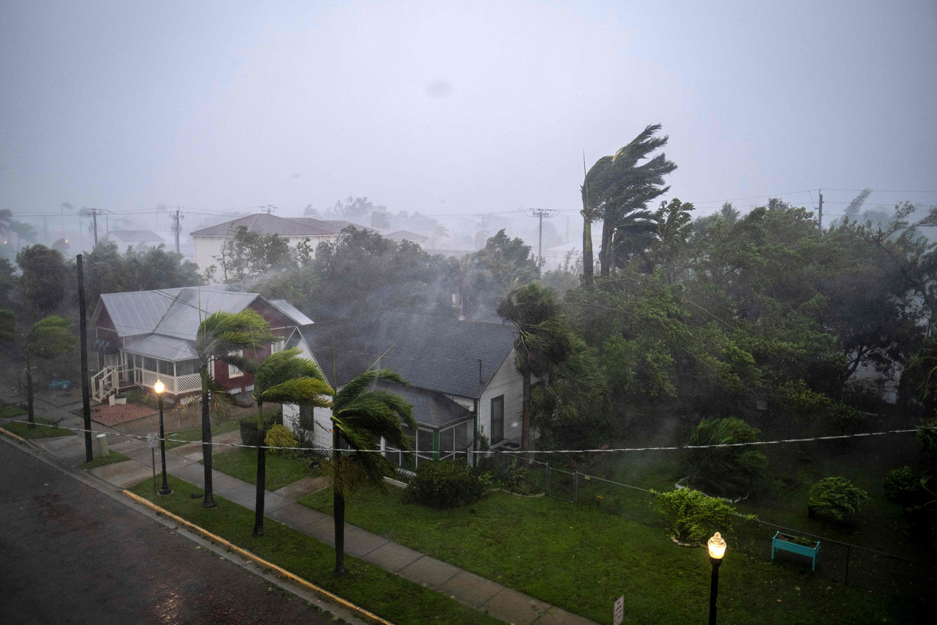 Heftige rukwinden en heel veel regen in Punta Gorda (Florida).