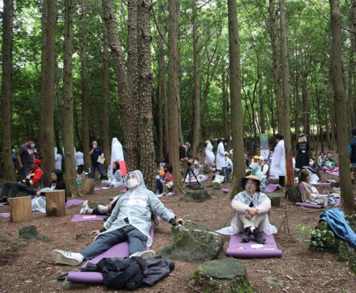 De 28 deelnemers van de Space-Out Competition in het zogenaamde helende woud op het eiland Jeju.