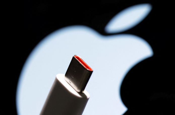 Vorig jaar keurde de EU wetgeving goed die elektronicafabrikanten verplicht om gebruik te maken van USB-C. Apple zou voor de iPhones in 2023 de overstap al maken.