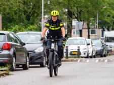 Geen ronkende motoren meer: politieagent Hilbert (35) rijdt door de stad op een muisstille speed pedelec