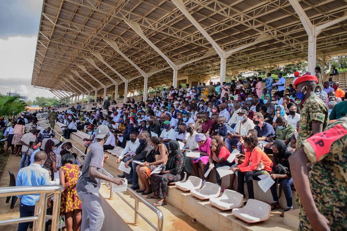 Mensen wachten op een vaccin in Kampala, Oeganda.
