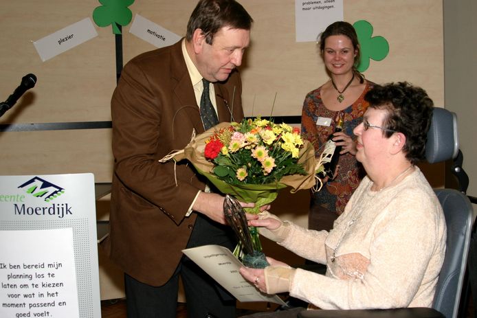 Vijftien jaar geleden kreeg Ria Neelen-Rijsdijk van Gehandicaptenplatform De Kernen de vrijwilligersprijs Moerdijk 2003 uit handen van burgemeester Henk den Duijn. Nu wordt het platform node gemist.