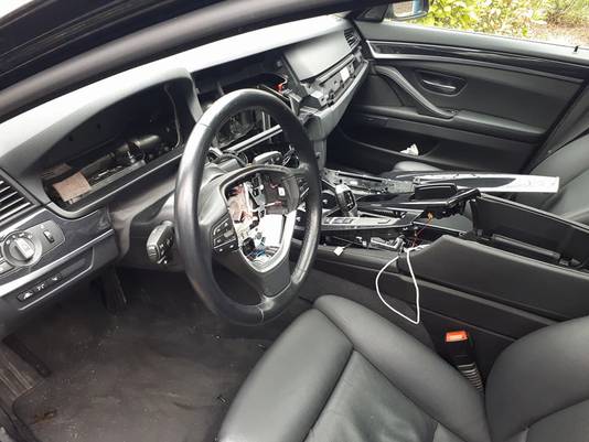 Uit een BMW 5 serie in het Leusderkwartier werd het hele dashboard leeggeroofd.