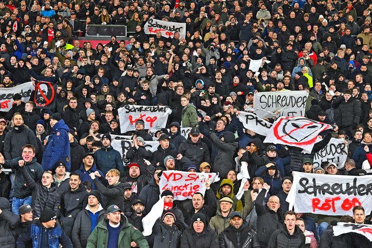 Ajaxsupporters eisen donderdag in de Arena de kop van Alfred Schreuder  Beeld 