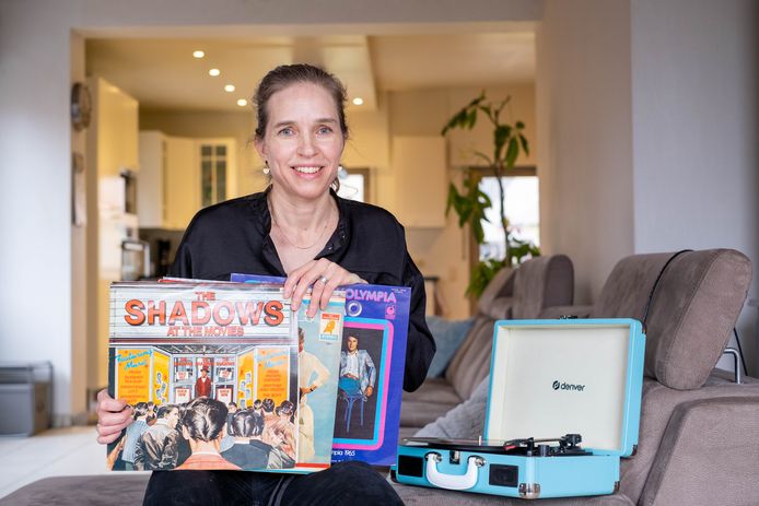 Isabel gaat als Isa Belt Aan en gewapend met vinyl platen langs bij ouderen