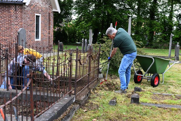 Op de begraafplaats aan de Wierdense Appelhofstraat zijn ook beschermde graven te vinden.
