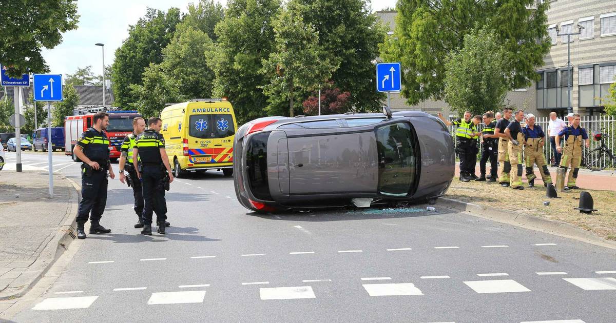 Auto Die In Helmond Door Rood Scheurde En Over De Kop Ging Lag Vol Wiet Inzittenden Sprintten Weg Helmond Ed Nl