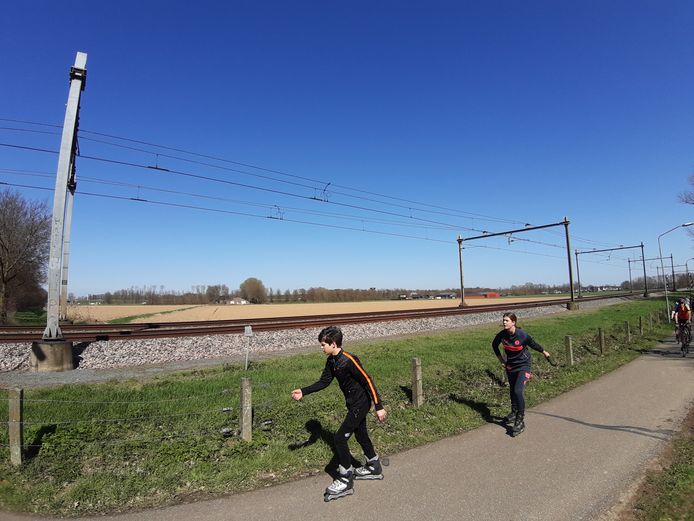 Twee skaters op de plek waar de nieuwe wijk Wijchen-West gaat verrijzen.