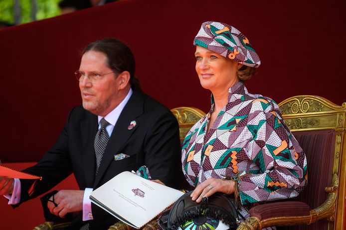 Delphine de Saxe-Cobourg et son mari Jim O’Hare en tribune royale lors du défilé du 21 juillet, ce mercredi.