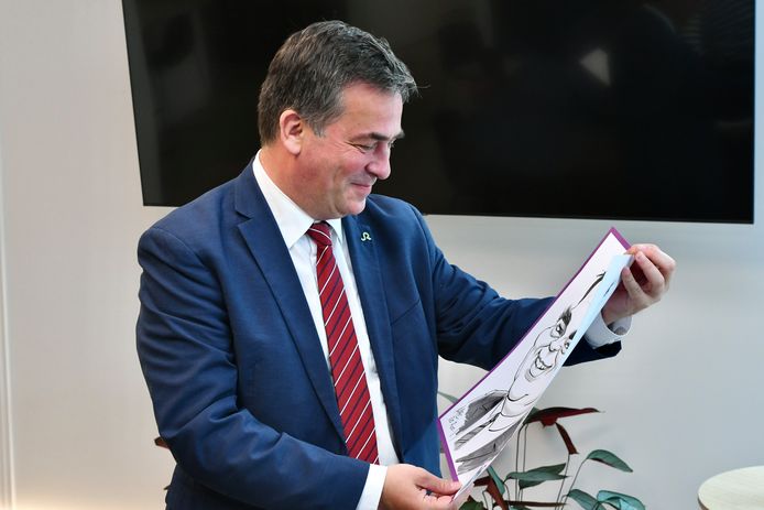 Burgemeester Kris Declercq kreeg als eerste een karikatuur.
