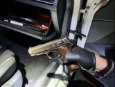 Oud en nieuw in de cel: gezochte man uit Den Bosch betrapt met wapens en auto vol vuurwerk en drugs