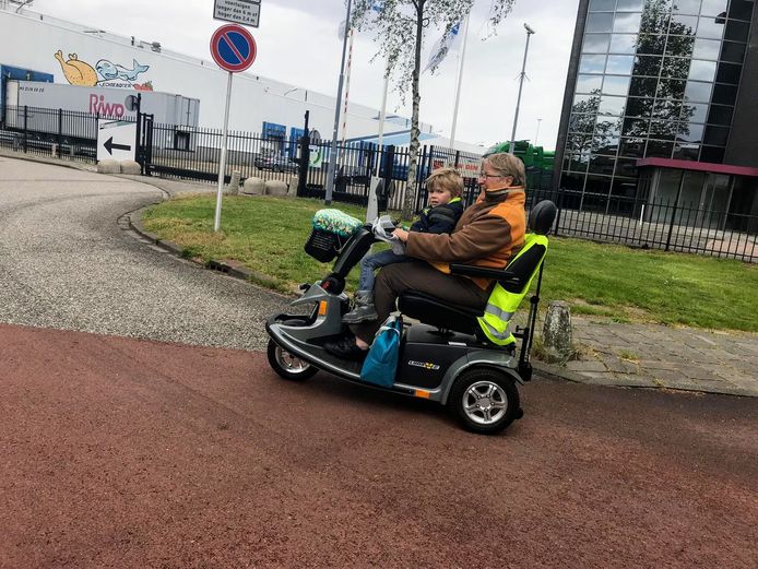 Annemarie en kleinzoon Ivar op pad op bedrijventerrein Maaspoort.