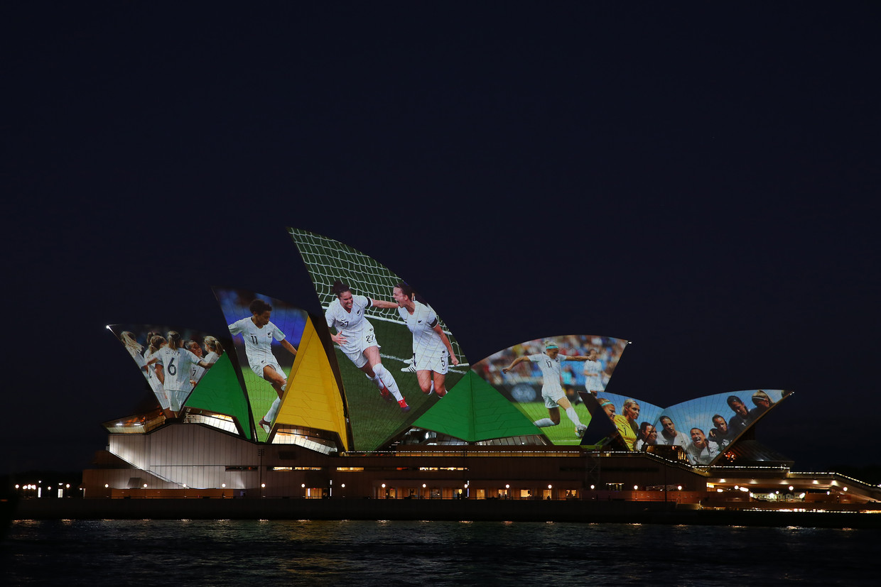 Lichtreclame op het Sydney Opera House maakt de mensen warm voor het WK in juli en augustus. Beeld Getty Images