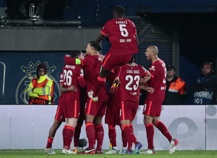 Spelers Liverpool vieren samen de 2-3 van Sadio Mané.