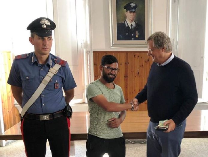 Mossan Rasal (M) met de Italiaanse zakenman (R) die hem bedankt voor het naar de politie brengen van zijn portefeuille.